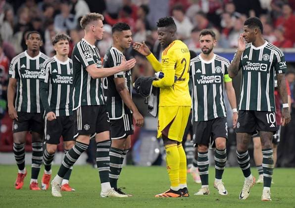20.09.2023, xemx, Fussball UEFA Champions League, FC Bayern Muenchen - Manchester United, ManU emspor, v.l. Mannschaft, Spieler, enttaeuscht, enttaeuscht schauend nach Spielende, dissapointed at the end of the match (DFL DFB REGULATIONS PROHIBIT ANY USE OF PHOTOGRAPHS as IMAGE SEQUENCES and or QUASI-VIDEO) Muenchen