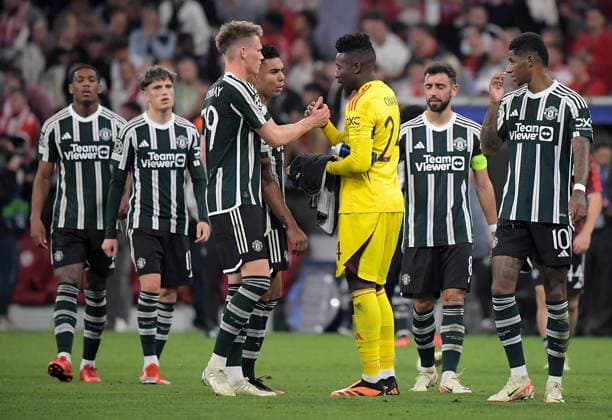 20.09.2023, xemx, Fussball UEFA Champions League, FC Bayern Muenchen - Manchester United, ManU emspor, v.l. Mannschaft, Spieler, enttaeuscht, enttaeuscht schauend nach Spielende, dissapointed at the end of the match (DFL DFB REGULATIONS PROHIBIT ANY USE OF PHOTOGRAPHS as IMAGE SEQUENCES and or QUASI-VIDEO) Muenchen