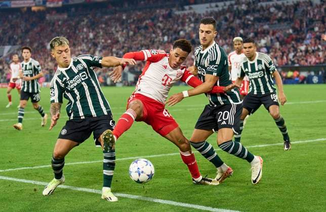 Sport Bilder des Tages Jamal MUSIALA, FCB 42 compete for the ball, tackling, duel, header, zweikampf, action, fight against Diogo Dalot, MANU 20 Lisandro Martinez, MANU 6 in the group stage match FC BAYERN MUENCHEN - Manchester United, ManU of football UEFA Champions League in season 2023 2024 in Munich, Sept 20, 2023. Gruppenphase, MANU, FCB
