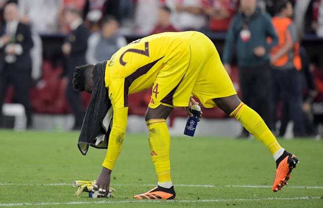 20.09.2023, xemx, Fussball UEFA Champions League, FC Bayern Muenchen - Manchester United, ManU emspor, v.l. Mannschaft, Spieler, enttaeuscht, enttaeuscht schauend nach Spielende, dissapointed at the end of the match (DFL DFB REGULATIONS PROHIBIT ANY USE OF PHOTOGRAPHS as IMAGE SEQUENCES and or QUASI-VIDEO) Muenchen
