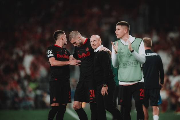 UEFA Champions League Group D: Benfica - FC Salzburg LISSABON, PORTUGAL - SEPTEMBER 20: Aleksa Terzic, Petar Ratkov and Headcoach Gerhard Struber of FC Salzburg celebrate after scoring during the UEFA Champions League Group D match on September 20, 2023 in Lissabon, Portugal. Copyright: xAndreasxSchaadx-xFCxRedxBullxSalzburgx DSC_9675LR