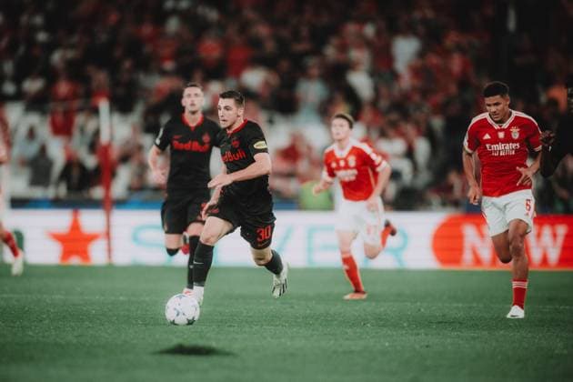 UEFA Champions League Group D: Benfica - FC Salzburg LISSABON, PORTUGAL - SEPTEMBER 20: Oscar Gloukh of FC Salzburg in action during the UEFA Champions League Group D match on September 20, 2023 in Lissabon, Portugal. Copyright: xAndreasxSchaadx-xFCxRedxBullxSalzburgx DSC_9793LR