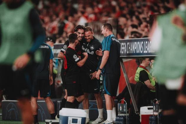 UEFA Champions League Group D: Benfica - FC Salzburg LISSABON, PORTUGAL - SEPTEMBER 20: Oscar Gloukh (L) and Roko Simic of FC Salzburg celebrate with staff members after scoring their side™s second goal during the UEFA Champions League Group D match on September 20, 2023 in Lissabon, Portugal. Copyright: xAndreasxSchaadx-xFCxRedxBullxSalzburgx DSC_9938LR