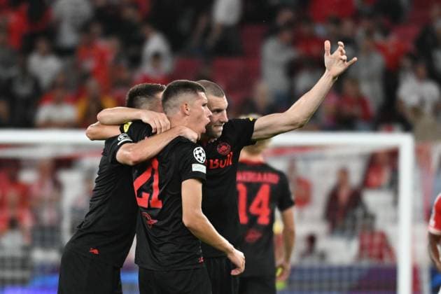 SOCCER - UEFA CL, Benfica vs RBS LISBON,PORTUGAL,20.SEP.23 - SOCCER - UEFA Champions League, group stage, SL Benfica vs Red Bull Salzburg. Image shows the rejoicing of Petar Ratkov and Strahinja Pavlovic (RBS).  GEPAxpictures xZedxJameson