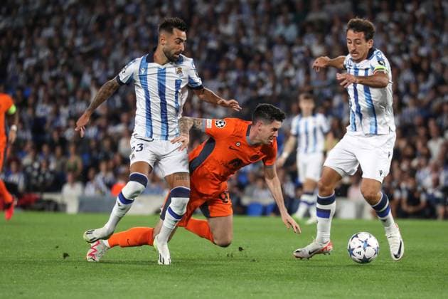 Spain - Real Sociedad vs FC Internazionale - 20 09 2023 SPAIN, SAN SEBASTIAN, SEPTEMBER 20. Alessandro Bastoni of FC Internazionale duels for the ball with Brais Mendez of Real Sociedad (R) and Mikel Oyarzabal of Real Sociedad during the UEFA Champions League match group D between Real Sociedad and FC Internazionale on September 20, 2023 at Reale Arena in San Sebastian, Spain. Photo by Manuel Blondeau AOP.Press San Sebastian Reale Arena Spain Copyright: x ManuelxBlondeau AOP.Pressx AOP20230920 - 0005