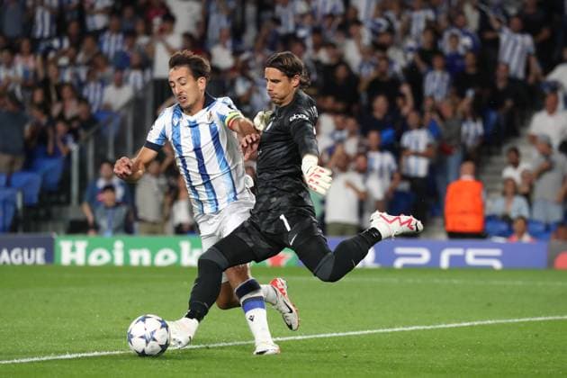 Spain - Real Sociedad vs FC Internazionale - 20 09 2023 SPAIN, SAN SEBASTIAN, SEPTEMBER 20. Yann Sommer of FC Internazionale and Mikel Oyarzabal of Real Sociedad during the UEFA Champions League match group D between Real Sociedad and FC Internazionale on September 20, 2023 at Reale Arena in San Sebastian, Spain. Photo by Manuel Blondeau AOP.Press San Sebastian Reale Arena Spain Copyright: x ManuelxBlondeau AOP.Pressx AOP20230920 - 0007