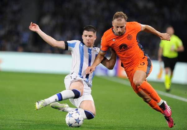 Partido de la Liga de Campeones entre la Real Sociedad y el Inter. En la imagen, Zubeldia y Carlos. Champions League match between Real Sociedad and Inter. In this picture, Zubeldia and Carlos. JOSUNExMTZ.xDExALBENIZ  ecommerceFotos eCommerce2-141285373 1
