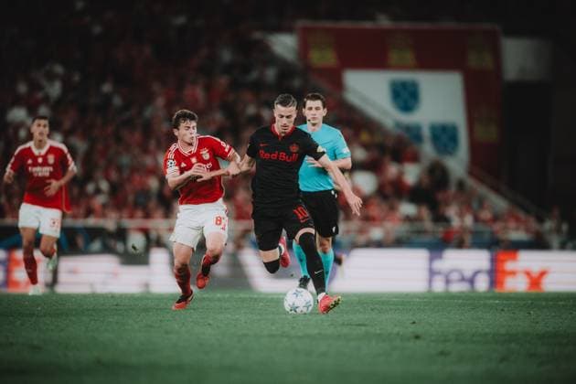 UEFA Champions League Group D: Benfica - FC Salzburg LISSABON, PORTUGAL - SEPTEMBER 20: Joao Neves of SL Benfica (L) in action against Luka Sucic of FC Salzburg during the UEFA Champions League Group D match on September 20, 2023 in Lissabon, Portugal. Copyright: xAndreasxSchaadx-xFCxRedxBullxSalzburgx DSC_0047LR