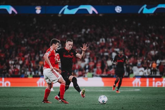 UEFA Champions League Group D: Benfica - FC Salzburg LISSABON, PORTUGAL - SEPTEMBER 20: Joao Neves of SL Benfica (L) in action against Luka Sucic of FC Salzburg during the UEFA Champions League Group D match on September 20, 2023 in Lissabon, Portugal. Copyright: xAndreasxSchaadx-xFCxRedxBullxSalzburgx DSC_0428LR