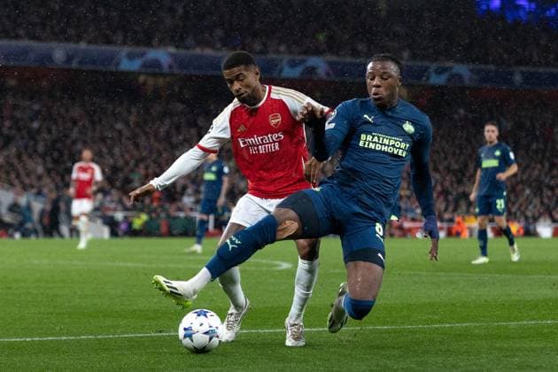 Arsenal v PSV Eindhoven Champions League 20 09 2023. Arsenal forward Reiss Nelson (24) battles with PSV Eindhoven defender Armel Bella-Kotchap (6) during the Champions League match between Arsenal and PSV Eindhoven at the Emirates Stadium, London, England on 20 September 2023. Editorial use only , Copyright: xIanxStephenx PSI-18060-0026