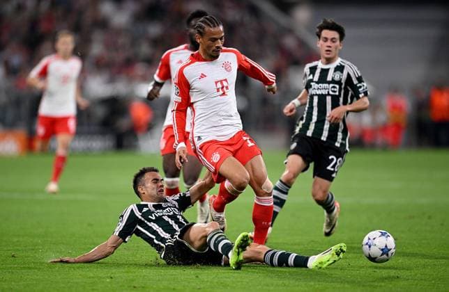 FUSSBALL CHAMPIONS LEAGUE SAISON 2023 2024 Vorrunde Gruppe A 1. Spieltag FC Bayern Muenchen - Manchester United, ManU FC 20.09.2023 Sergio Reguilon (li, Manchester United FC) gegen Leroy Sane (re, FC Bayern Muenchen)