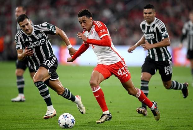 FUSSBALL CHAMPIONS LEAGUE SAISON 2023 2024 Vorrunde Gruppe A 1. Spieltag FC Bayern Muenchen - Manchester United, ManU FC 20.09.2023 Diogo Dalot (li, Manchester United FC) gegen Jamal Musiala (re, FC Bayern Muenchen)