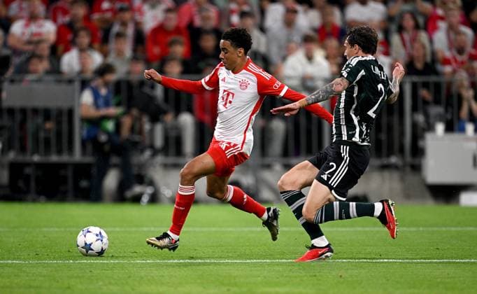 FUSSBALL CHAMPIONS LEAGUE SAISON 2023 2024 Vorrunde Gruppe A 1. Spieltag FC Bayern Muenchen - Manchester United, ManU FC 20.09.2023 Jamal Musiala (li, FC Bayern Muenchen) gegen Victor Lindeloef (re, Manchester United FC)