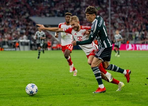 Kampf um den Ball Zweikampf zwischen Konrad Laimer (FC Bayern Muenchen, 27) und Alejandro Garnacho Manchester United, ManU FC, 17). GER, FC Bayern Muenchen vs. Manchester United FC, Fussball, Champions League, Gruppenphase, 1. Spieltag, Spielzeit 2023 2024, 20.09.2023. (DFL DFB REGULATIONS PROHIBIT ANY USE OF PHOTOGRAPHS as IMAGE SEQUENCES and or QUASI-VIDEO). GER, FC Bayern Muenchen vs. Manchester United FC, Fussball, Champions League, Gruppenphase, 1. Spieltag, Spielzeit 2023 2024, 20.09.2023. Muenchen Copyright: xEibner-Pressefoto HeikexFeinerx EP_HFR
