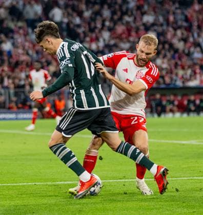 Kampf um den Ball Zweikampf zwischen Alejandro Garnacho Manchester United, ManU FC, 17) und Konrad Laimer (FC Bayern Muenchen, 27). GER, FC Bayern Muenchen vs. Manchester United FC, Fussball, Champions League, Gruppenphase, 1. Spieltag, Spielzeit 2023 2024, 20.09.2023. (DFL DFB REGULATIONS PROHIBIT ANY USE OF PHOTOGRAPHS as IMAGE SEQUENCES and or QUASI-VIDEO). GER, FC Bayern Muenchen vs. Manchester United FC, Fussball, Champions League, Gruppenphase, 1. Spieltag, Spielzeit 2023 2024, 20.09.2023. Muenchen Copyright: xEibner-Pressefoto HeikexFeinerx EP_HFR