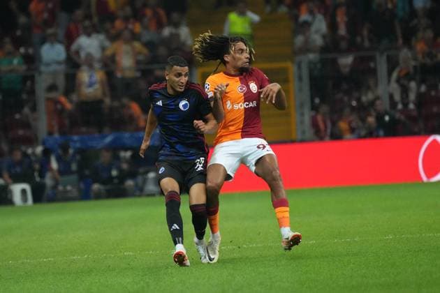 Sacha Boey (R) of Galatasaray and Mohamed Elias Achouri (L) of F.C. Copenhagen during the UEFA Champions League match between Galatasaray and F.C. Copenhagen at Ali Sami Yen Sports Complex Rams Park Arena on September 20, 2023 in Istanbul, Turkey. Istanbul Turkey Copyright: xSeskimPhotox Gsaray-Copenhagen-20923 (316)