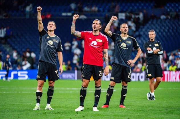 Sport Bilder des Tages Champions League 23 24: Real Madrid vs Union Berlin Kevin Behrens (Union Berlin), Christopher Trimmel (Union Berlin) and Leonardo Bonucci (Union Berlin) at the end of the football match between Real Madrid and Union Berlin valid for the matchday 01 of the Uefa Champions League played at Santiago Bernabeu stadium on September 20, 2023 in Madrid, Spain Madrid Estadio Santiago Bernabeu Madrid Spain Copyright: xAlbertoxGardinx AGardin_20230920_ChampionsLeague_RealMadrid_UnionBerlin_1252-1