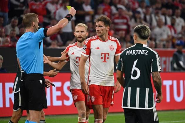 Schiedsrichter Glenn Nyberg zeigt Leon GORETZKA (Bayern Muenchen) und Lisandro MARTINEZ Manchester United, ManU die Gelbe Karte. Fussball Champions League Gruppenphase 1.Spieltag FC Bayern Muenchen-Manchester United (ManU) 4-3 am 20.09.2023, A L L I A N Z A R E N A.