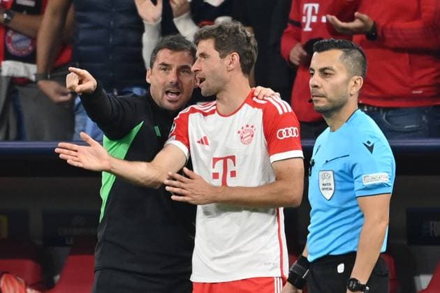 Zsolt LOEW (Co-Trainer FCB) mit Thomas MUELLER (MÜLLER,Bayern Muenchen) vor Einwechslung. Fussball Champions League Gruppenphase 1.Spieltag FC Bayern Muenchen Manchester United, ManU (ManU) 4-3 am 20.09.2023, A L L I A N Z A R E N A.