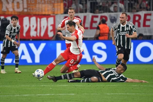 CASEMIRO Manchester United, ManU , Aktion,Zweikampf gegen Leon GORETZKA (Bayern Muenchen). Fussball Champions League Gruppenphase 1.Spieltag FC Bayern Muenchen-Manchester United (ManU) 4-3 am 20.09.2023, A L L I A N Z A R E N A.