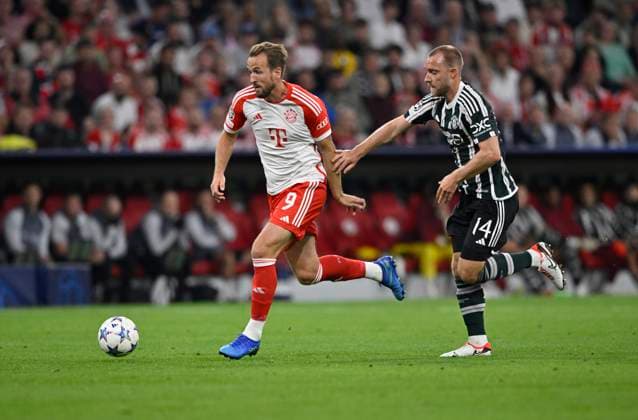 Zweikampf Harry Kane FC Bayern Muenchen FCB (09) gegen Christian Eriksen Manchester United, ManU ManU (14) FC Bayern Muenchen FCB vs Manchester United ManUnited ManU Gruppenphase 20.09.2023 DFL REGULATIONS PROHIBIT ANY USE OF PHOTOGRAPHS AS IMAGE SEQUENCES AND OR QUASI-VIDEO FC Bayern Muenchen FCB vs Manchester United