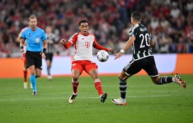 Zweikampf Jamal Musiala FC Bayern Muenchen FCB (42) gegen Diogo Dalot Manchester United, ManU ManU (20) Schiedsrichter Referee Glen Nyberg FC Bayern Muenchen FCB vs Manchester United ManUnited ManU Gruppenphase 20.09.2023 DFL REGULATIONS PROHIBIT ANY USE OF PHOTOGRAPHS AS IMAGE SEQUENCES AND OR QUASI-VIDEO FC Bayern Muenchen FCB vs Manchester United