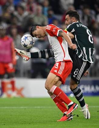 Zweikampf gefaehrliches Spiel hohes Bein Min-jae Kim FC Bayern Muenchen FCB (03) gegen Bruno Fernandes Manchester United, ManU ManU (08) FC Bayern Muenchen FCB vs Manchester United ManUnited ManU Gruppenphase 20.09.2023 DFL REGULATIONS PROHIBIT ANY USE OF PHOTOGRAPHS AS IMAGE SEQUENCES AND OR QUASI-VIDEO FC Bayern Muenchen FCB vs Manchester United