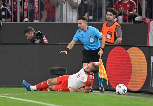 nach Zweikampf gegen Lisandro Martinez Manchester United, ManU ManU (06) liegt Harry Kane FC Bayern Muenchen FCB (09) verletzt Verletzung am Boden FC Bayern Muenchen FCB vs Manchester United ManUnited ManU Gruppenphase 20.09.2023 DFL REGULATIONS PROHIBIT ANY USE OF PHOTOGRAPHS AS IMAGE SEQUENCES AND OR QUASI-VIDEO FC Bayern Muenchen FCB vs Manchester United