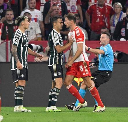 nach Zweikampf gegen Lisandro Martinez Manchester United, ManU ManU (06) liegt Harry Kane FC Bayern Muenchen FCB (09) verletzt Verletzung am Boden Rudelbildung mit Leon Goretzka FC Bayern Muenchen FCB (08) FC Bayern Muenchen FCB vs Manchester United ManUnited ManU Gruppenphase 20.09.2023 DFL REGULATIONS PROHIBIT ANY USE OF PHOTOGRAPHS AS IMAGE SEQUENCES AND OR QUASI-VIDEO FC Bayern Muenchen FCB vs Manchester United