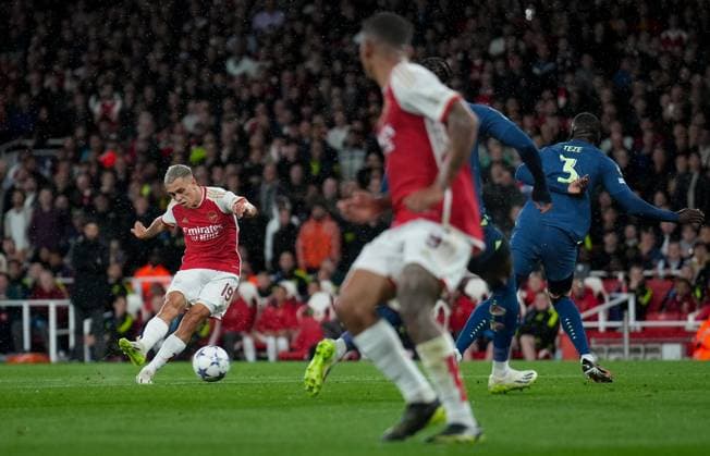 Leandro Trossard of Arsenal scores his teams 2nd goal during the UEFA Champions League match between Arsenal and PSV Eindhoven at the Emirates Stadium, London, England on 20 September 2023. Copyright: xAndyxRowlandx PMI-5782-0001