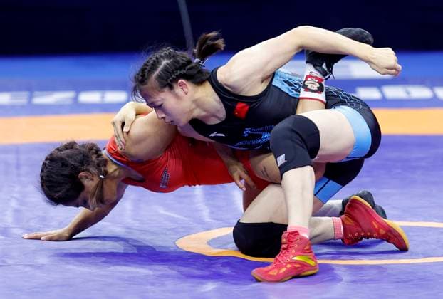 Bilder des Jahres 2023, Sport 09 September Sport Themen der Woche KW38 Sport Bilder des Tages (230921) -- BELGRADE, Sept. 21, 2023 -- China s Feng Ziqi (R) and Colombia s Alisson Camila Cardozo Rey compete during their women s 50kg freestyle category bronze-medal final at the Wrestling World Championships in Belgrade, Serbia on Sept. 20, 2023. (Photo by Predrag Milosavljevic Xinhua) (SP)SERBIA-BELGRADE-WRESTLING-WORLD-CHAMPIONSHIPS LinxHao 