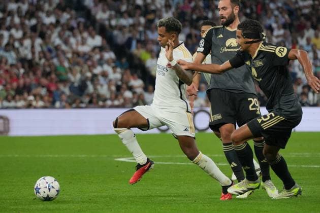 (230921) -- MADRID, Sept. 21, 2023 -- Rodrygo (L) of Real Madrid breaks through during the UEFA Champions League Group C match between Real Madrid and Union Berlin in Madrid, Spain, Sept. 20, 2023. (Photo by Yuheng Zhang Xinhua) (SP)SPAIN-MADRID-FOOTBALL-UEFA CHAMPIONS LEAGUE-REAL MADRID VS UNION BERLIN ZhangxYuheng 