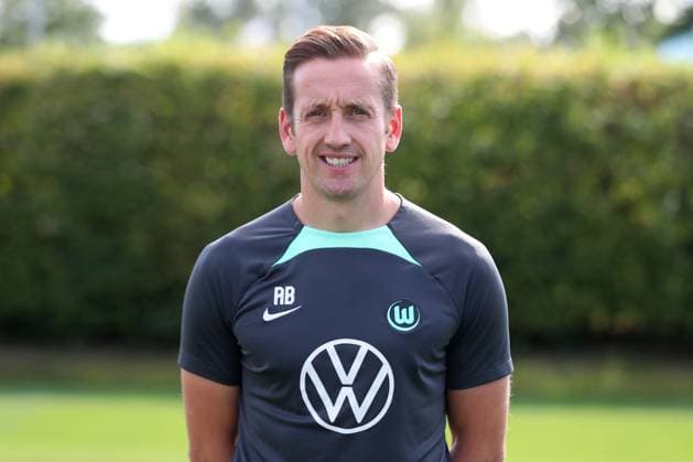 VfL Wolfsburg Wolfsburg, 20.09.2023, FUßBALL - VfL Wolfsburg, 1. Bundesliga, Saison 2023 24. Fototermin, Co-Trainer und Analyst Aaron Briggs (VfL Wolfsburg) Wolfsburg