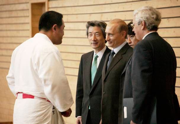 Archivbilder der Woche SPORT KW38 St Petersburg, Russia. Japanese coach Yasuhiro Yamashita, Japanese Prime Minister Junichiro Koizumi, who arrived to celebrate the 300th anniversary of Saint Petersburg, and Russian President Vladimir Putin (L-R) talk during a demonstration training of members of the city judo team led by Yasuhiro Yamashita at the Comprehensive School of Top Sportsmanship. Alexei Dityakin TASS  62385427