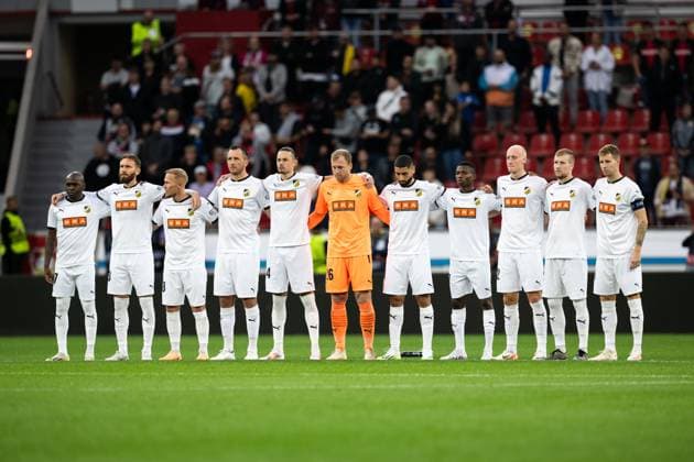 230921 Players of Häcken during a minute of silence ahead of the UEFA Europa League football match between Bayer Leverkusen and Häcken on September 21, 2023 in Leverkusen. Photo: Daniel Stiller BILDBYRAN kod DS DS0334 fotboll football soccer fotball uefa europa league bayer leverkusen häcken bbeng Copyright: DANIELxSTILLER BB230921DS012
