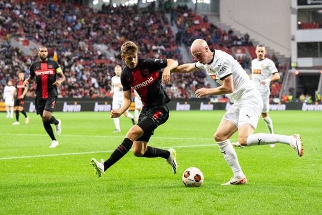 230921 Josip Stanisic of Bayer Leverkusen and Valgeir Lunddal of Häcken during the UEFA Europa League football match between Bayer Leverkusen and Häcken on September 21, 2023 in Leverkusen. Photo: Daniel Stiller BILDBYRAN kod DS DS0334 fotboll football soccer fotball uefa europa league bayer leverkusen häcken bbeng bbauto Copyright: DANIELxSTILLER BB230921DS014