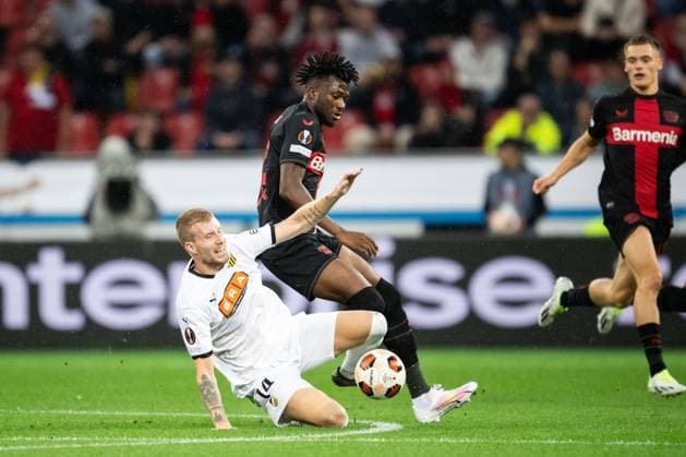 230921 Simon Gustafson of Häcken and Edmond Tapsoba of Bayer Leverkusen during the UEFA Europa League football match between Bayer Leverkusen and Häcken on September 21, 2023 in Leverkusen. Photo: Daniel Stiller BILDBYRAN kod DS DS0334 fotboll football soccer fotball uefa europa league bayer leverkusen häcken bbeng Copyright: DANIELxSTILLER BB230921DS015