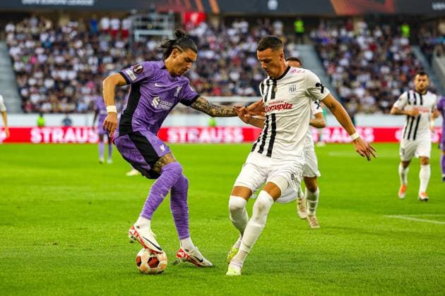 LASK v Liverpool Europa League 21 09 2023. Darwin Nunez (9) of Liverpool holds off Felix Luckeneder (33) of LASK Linz during the Europa League match between LASK and Liverpool at Raiffeisen Arena, Linz, Austria on 21 September 2023. Editorial use only , Copyright: xNigelxKeenex PSI-18052-0011