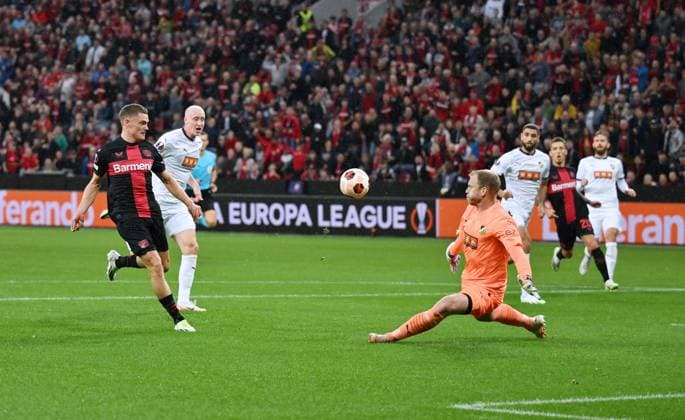 Florian Wirtz (Bayer 04 Leverkusen), li., erzielt gegen Torwart Peter Abrahamsson (BK Häcken) das Tor zum 1:0 21.09.2023, Fussball Saison 2023 2024 Europa League Gruppenphase, 1. Spieltag Bayer 04 Leverkusen - BK Häcken Leverkusen BayArena Nordrhein Westfalen Deutschland
