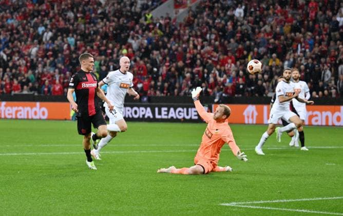 Florian Wirtz (Bayer 04 Leverkusen), li., erzielt gegen Torwart Peter Abrahamsson (BK Häcken) das Tor zum 1:0 21.09.2023, Fussball Saison 2023 2024 Europa League Gruppenphase, 1. Spieltag Bayer 04 Leverkusen - BK Häcken Leverkusen BayArena Nordrhein Westfalen Deutschland