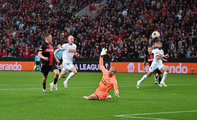 Florian Wirtz (Bayer 04 Leverkusen), li., erzielt gegen Torwart Peter Abrahamsson (BK Häcken) das Tor zum 1:0 21.09.2023, Fussball Saison 2023 2024 Europa League Gruppenphase, 1. Spieltag Bayer 04 Leverkusen - BK Häcken Leverkusen BayArena Nordrhein Westfalen Deutschland