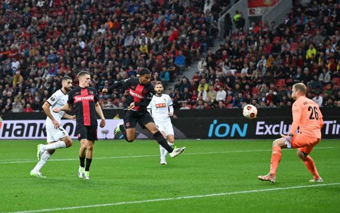 Amine Adli (Bayer 04 Leverkusen), mi., erzielt das Tor zum 2:0, links Florian Wirtz (Bayer 04 Leverkusen) 21.09.2023, Fussball Saison 2023 2024 Europa League Gruppenphase, 1. Spieltag Bayer 04 Leverkusen - BK Häcken Leverkusen BayArena Nordrhein Westfalen Deutschland