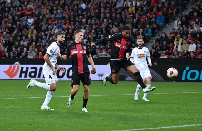 Amine Adli (Bayer 04 Leverkusen), mi., erzielt das Tor zum 2:0, links Florian Wirtz (Bayer 04 Leverkusen) 21.09.2023, Fussball Saison 2023 2024 Europa League Gruppenphase, 1. Spieltag Bayer 04 Leverkusen - BK Häcken Leverkusen BayArena Nordrhein Westfalen Deutschland