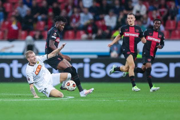 21.09.2023, Fussball, Saison 2023 2024, UEFA Europa League, Gruppenphase, 1. Spieltag, Bayer 04 Leverkusen - BK Häcken, v. l. Simon Gustafson (BK Häcken), Edmond Tapsoba (Bayer 04 Leverkusen), Leverkusen BayArena NRW Deutschland xRHR-FOTO DEx Copyright: TeresaxKröger RHR-FOTOx RHR-FOTO DE