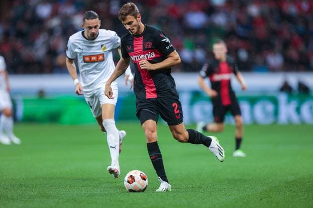 21.09.2023, Fussball, Saison 2023 2024, UEFA Europa League, Gruppenphase, 1. Spieltag, Bayer 04 Leverkusen - BK Häcken, v. l. Amor Layouni (BK Häcken), Josip Stanisic (Bayer 04 Leverkusen), Leverkusen BayArena NRW Deutschland xRHR-FOTO DEx Copyright: TeresaxKröger RHR-FOTOx RHR-FOTO DE