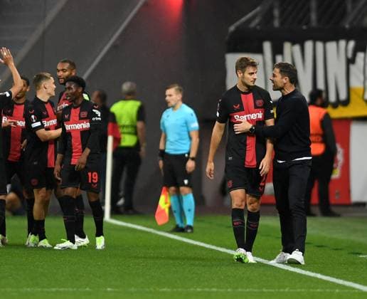 21.09.2023, Leverkusen, Germany, BayARENA, Bayer Leverkusen vs BK Haecken - UEFA Europa League 2023 2024 - Group H, Trainer Xabier Xabi Alonso (Bayer 04 Leverkusen) spricht mit Josip Stanisic (Bayer 04 Leverkusen) (Foto Ralf Treese) Leverkusen BayARENA North Rhine-Westphalia Germany
