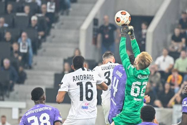 SOCCER - UEFA EL, LASK vs Liverpool LINZ,AUSTRIA,21.SEP.23 - SOCCER - UEFA Europa League, group stage, Linzer ASK vs Liverpool FC. Image shows Andres Andrade, Felix Luckeneder (LASK), Virgil van Dijk and Caoimhin Kelleher (Liverpool).  GEPAxpictures xDanielxSchoenherr