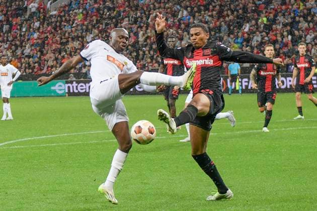 Strafraumszene Torchance von Edward Chilufya ( 17, BK Häcken Haecken) im Zweikampf mit Amine Adli ( 21, Bayer Leverkusen) 21.09.2023 Fussball Europa League, Bayer 04 Leverkusen vs BK Häcken Haecken, BayArena, Leverkusen, NRW Germany