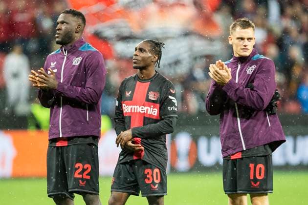 UEFA Europa League, Bayer Leverkusen - BK Haecken, 21.09.2023 Victor BONIFACE (Bayer 04 Leverkusen, 22) . Jeremie FRIMPONG (Bayer 04 Leverkusen, 30) und Florian WIRTZ (Bayer 04 Leverkusen, 10) applaudieren den Fans, UEFA Europa League, Bayer 04 Leverkusen - BK Haecken, 1. Gruppenspiel, am 21.09.2023, BayArena, Leverkusen DFL regulations prohibit any use of photographs as image sequences and or quasi-video Copyright: xBEAUTIFULxSPORTS Meuselx