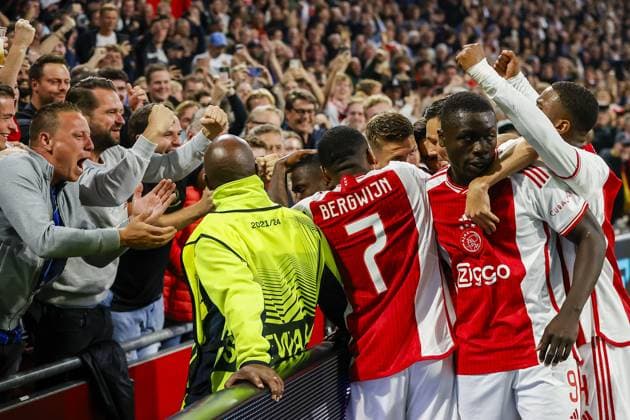 Sport Bilder des Tages AMSTERDAM, 21-09-2023 JohanCruyff Arena, Europa League Football season 2023 2024 Match between Ajax and Olympique Marseille. Ajax player Carlos Forbs celebrating the goal with the fans 1-0 Ajax - Olympique Marseille  x22440259x Copyright: